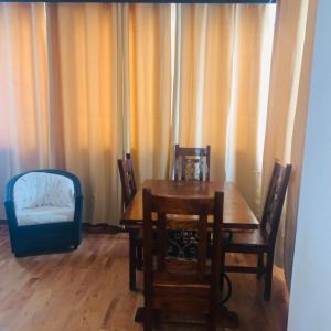 Un comedor con mesa y sillas de madera. en Hotel Dunas Boavista, en Sal Rei