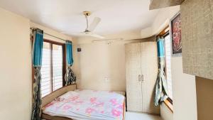 Кровать или кровати в номере 3BHK Fall finished Apartment