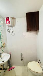 Ванная комната в 3BHK Fall finished Apartment