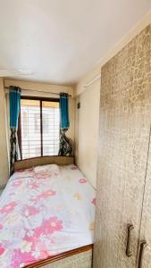 Кровать или кровати в номере 3BHK Fall finished Apartment +14 фотографий