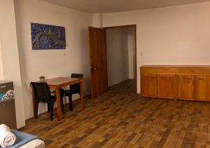 プエルトアヨラにあるAkasha Galápagosのリビングルーム(木製テーブル付) +13枚の写真