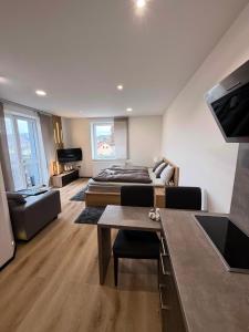 Гостиная зона в Plně vybavený krásný apartmán 1kk s balkonem, výhledem