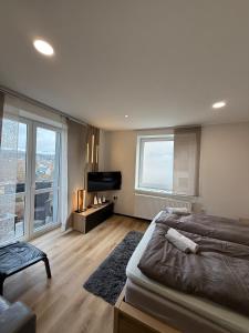 Кровать или кровати в номере Plně vybavený krásný apartmán 1kk s balkonem, výhledem