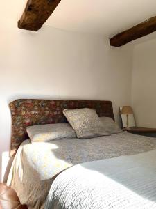 ein Schlafzimmer mit einem Bett und zwei Kissen darauf in der Unterkunft Chambre au calme in Reillanne