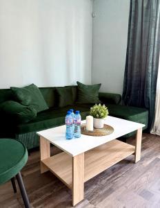 ein Wohnzimmer mit einem Tisch und Wasserflaschen darauf in der Unterkunft Vasi City Stay in Weliko Tarnowo