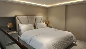 Кровать или кровати в номере Amanah Serviced Apartments +243 фотографии