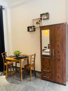 Un comedor con una mesa y un espejo. en Bella Nova, en Ahangama