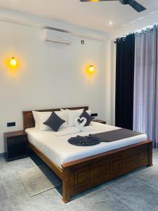 Un dormitorio con una cama grande en una habitación. en Bella Nova, en Ahangama 25 fotos más