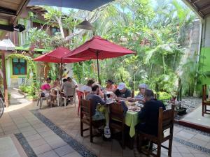 Hostal Capurgana في كابورغانا: مجموعة من الناس يجلسون على طاولة في مطعم