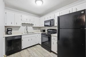 Køkken eller tekøkken på Trendy 2BR2BA Highland Park Escape