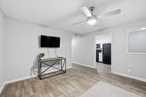 Et tv og/eller underholdning på Trendy 2BR2BA Highland Park Escape