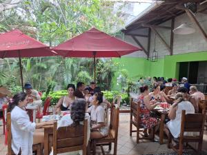 Hostal Capurgana في كابورغانا: مجموعة من الأشخاص يجلسون على الطاولات في مطعم