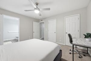 En eller flere senge i et værelse på Trendy 2BR2BA Highland Park Escape