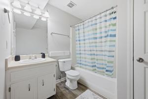 Et badeværelse på Trendy 2BR2BA Highland Park Escape + 12 billeder