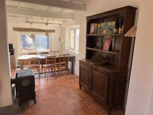 eine Küche und ein Esszimmer mit einem Tisch und einem Bücherregal in der Unterkunft Mas En Pierre in Vercoiran