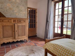 Schlafzimmer mit einem Bett, einem Schrank und Fenstern in der Unterkunft Mas En Pierre in Vercoiran