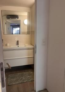 ein Badezimmer mit Waschbecken und Spiegel in der Unterkunft Mas En Pierre in Vercoiran