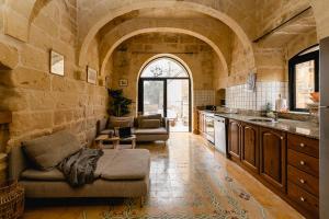 Khu vực ghế ngồi tại Rustic Gozo Farmhouse with Private Pool
