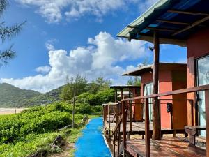 Peisaj natural din apropierea acestei cabane