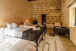 Giường trong phòng chung tại Rustic Gozo Farmhouse with Private Pool +98 ảnh