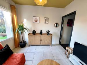 Gîte avec Terrasse et parking privé في Charnècles: غرفة معيشة بها أريكة وطاولة