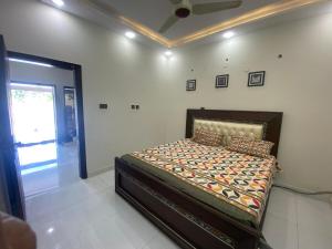 En eller flere senge i et værelse på Luxury 3BR Villa in Bahria Town Karachi