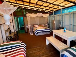 Un pat sau paturi într-o cameră la Underwater Explorer