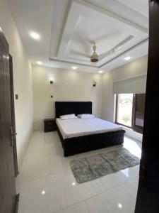 En eller flere senge i et værelse på Luxury 3BR Villa in Bahria Town Karachi