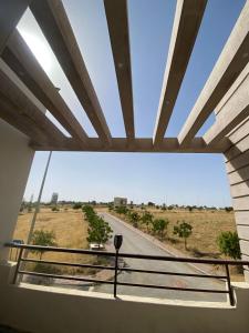 En balkon eller terrasse på Luxury 3BR Villa in Bahria Town Karachi