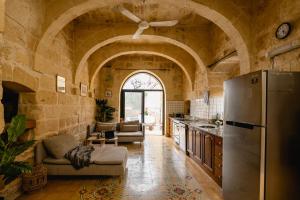 Nhà bếp/bếp nhỏ tại Rustic Gozo Farmhouse with Private Pool