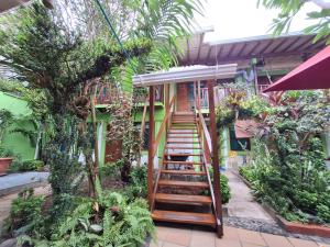 Hostal Capurgana في كابورغانا: منزل به درج يؤدي اليه +14 صورة