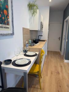 Alojamientos Dima Costa في لاريدو: مطبخ مع طاولة عليها طبقين