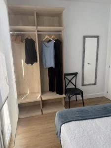 Alojamientos Dima Costa في لاريدو: غرفة نوم بسرير وخزانة ملابس