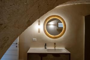 een badkamer met een wastafel en een spiegel bij Monteforte Suite & Spa in Ugento +59 foto's