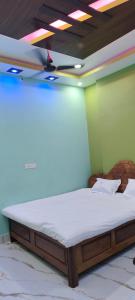 Cama en habitación con techo en Royal inn, en Patna