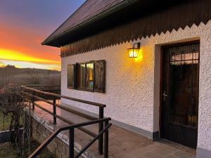 een gebouw met een deur met een zonsondergang op de achtergrond bij Chata v Kamenném Přívozu in Kamenný Přívoz