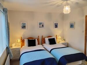 Un pat sau paturi într-o cameră la Hawthorn Lodge +267 fotografii