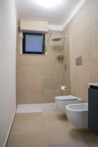 een badkamer met een douche, een toilet en een wastafel bij La Dimora di Lella in Aci Castello +68 foto's