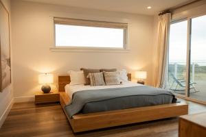 En eller flere senge i et værelse på Beachfront Modern with Hot Tub, Game Room, Sleeps 14