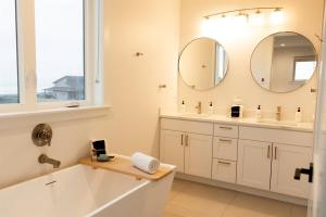 Et badeværelse på Beachfront Modern with Hot Tub, Game Room, Sleeps 14 + 41 billeder