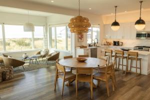 Køkken eller tekøkken på Beachfront Modern with Hot Tub, Game Room, Sleeps 14