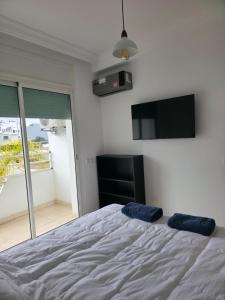 Postel nebo postele na pokoji v ubytování Designer Beach House - Near Grand stadium