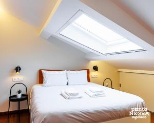 Postel nebo postele na pokoji v ubytování Angra Soul 3 -By PontaNegraAzores