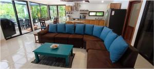 O bucătărie sau chicinetă la Golf Beach House w/ Pool (5 min. walk to beach!)