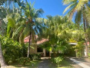 O grădină în afara Golf Beach House w/ Pool (5 min. walk to beach!)