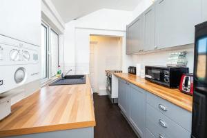 Køkken eller tekøkken på 4 Bedroom House For Corporate Stays in Kettering