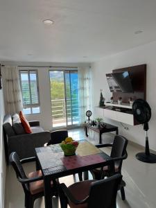 una sala de estar con una mesa y un sofá en Apartamento con Piscina y Vista panoramica Anapoima Centro, en Anapoima