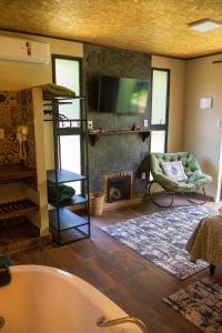 Телевизор и/или развлекательный центр в Terra Verde Visconde de Mauá