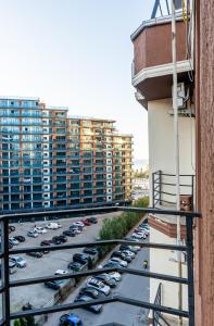 巴统Batumi Inn Hotel的停车场空中景观,停车场有停放的汽车