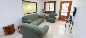 Un televizor și/sau centru de divertisment la Golf Beach House w/ Pool (5 min. walk to beach!)